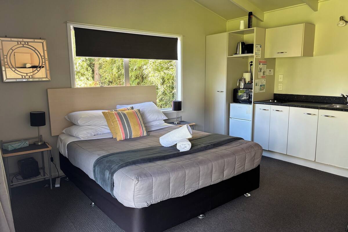 1 bedroom, individually decorated, iron/ironing board, free WiFi