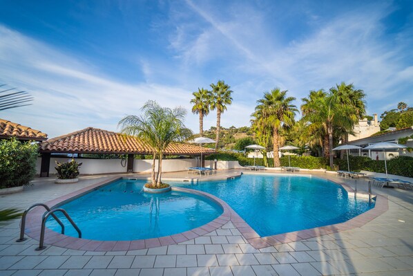 2 piscines extérieures