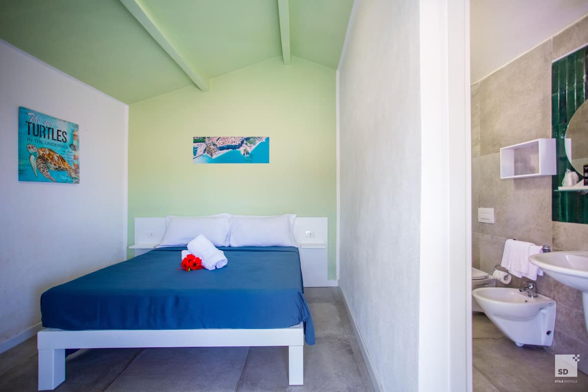 Premium bedding, in-room safe, desk
