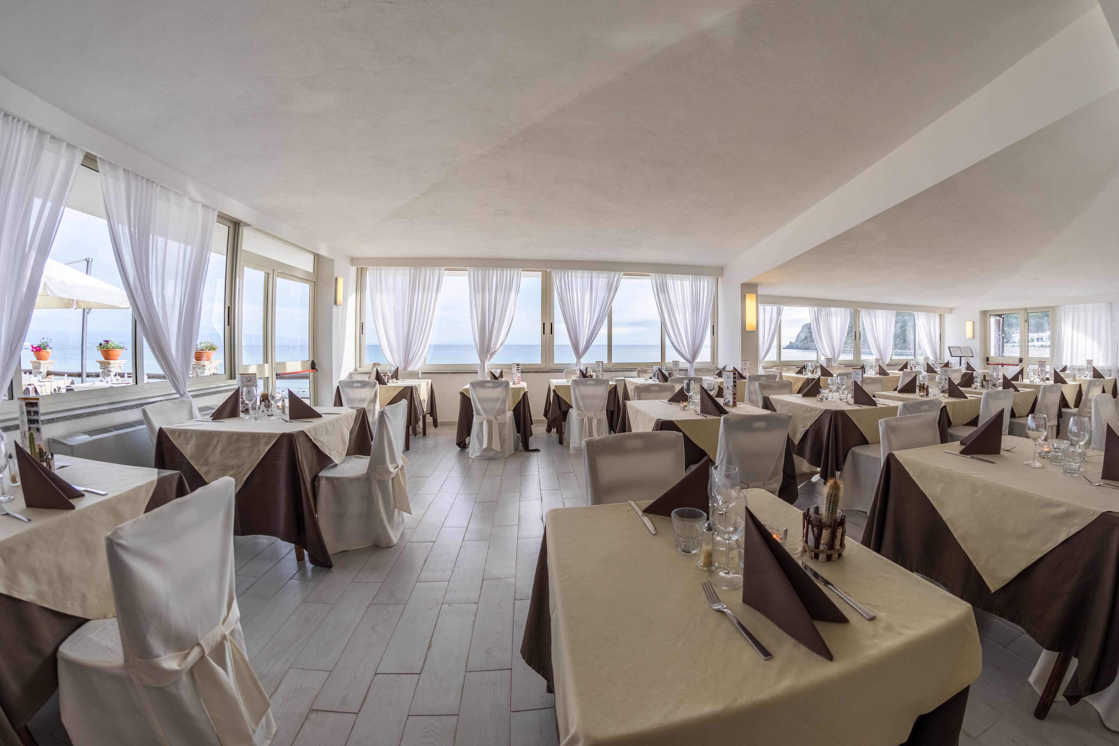 Breakfast, lunch, dinner served; Italian cuisine 