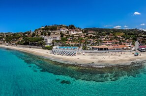 En privat strand, liggestole, parasoller