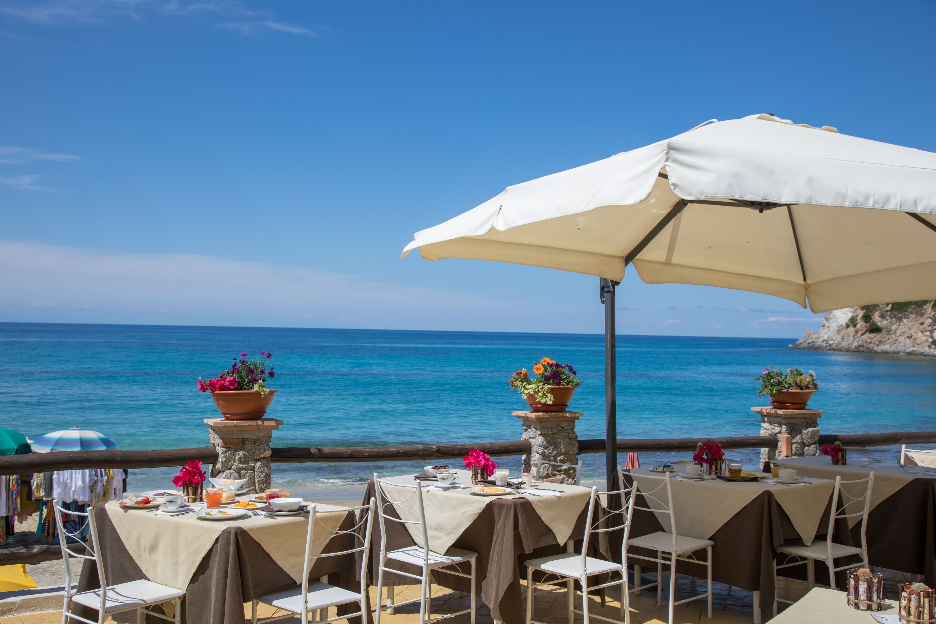 Breakfast, lunch, dinner served; Italian cuisine 