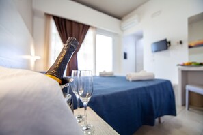 Superior-værelse til 3 personer | Premium-sengetøj, pengeskab på værelset, skrivebord