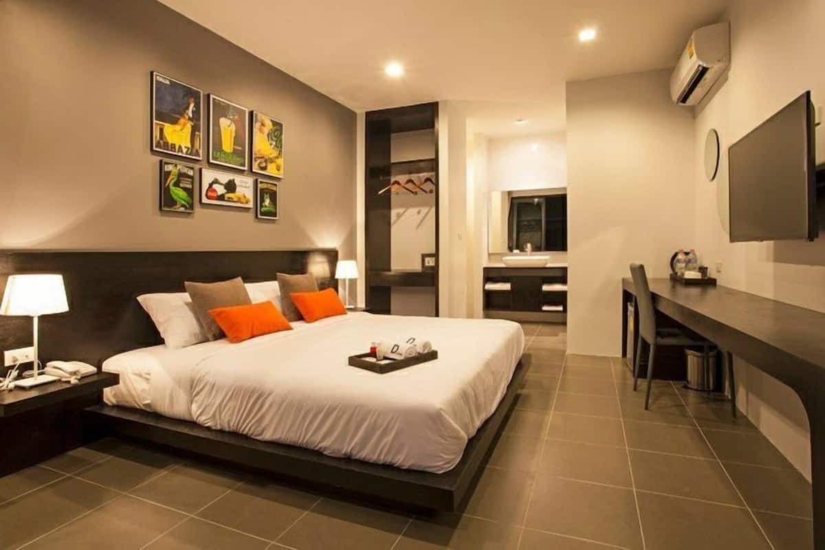 Standard Deluxe (King Bed) | Minibar, brankas, didekorasi berbeda-beda, dan meja kerja