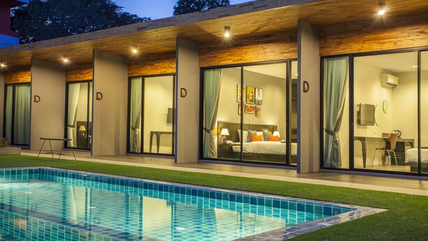 Una piscina al aire libre, sombrillas