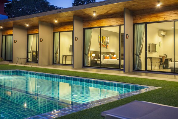 Kolam renang outdoor, dengan payung kolam renang