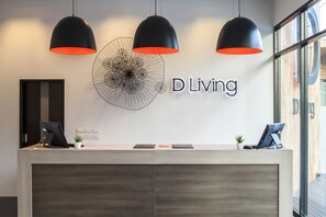 Kios check-in/check-out