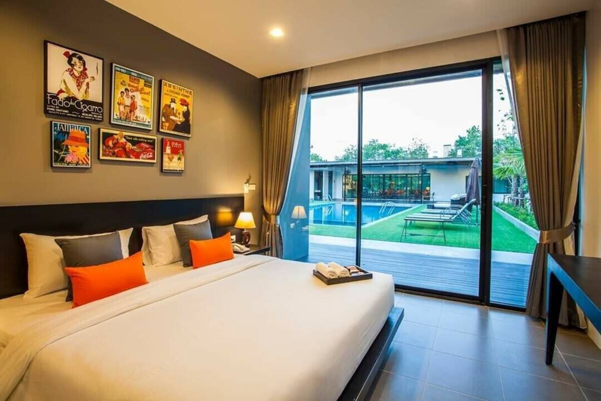 Pool View Deluxe | Minibar, in-room safe, desk, laptop workspace