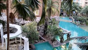 Family Suite, 2 Bedrooms, Non Smoking, Pool View | Porch