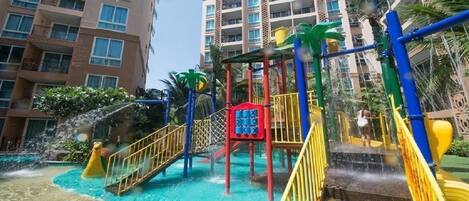 Familie-studiolejlighed - 1 soveværelse - udsigt til pool | 2 soveværelser, pengeskab på værelset, skrivebord, mørklægningsgardiner