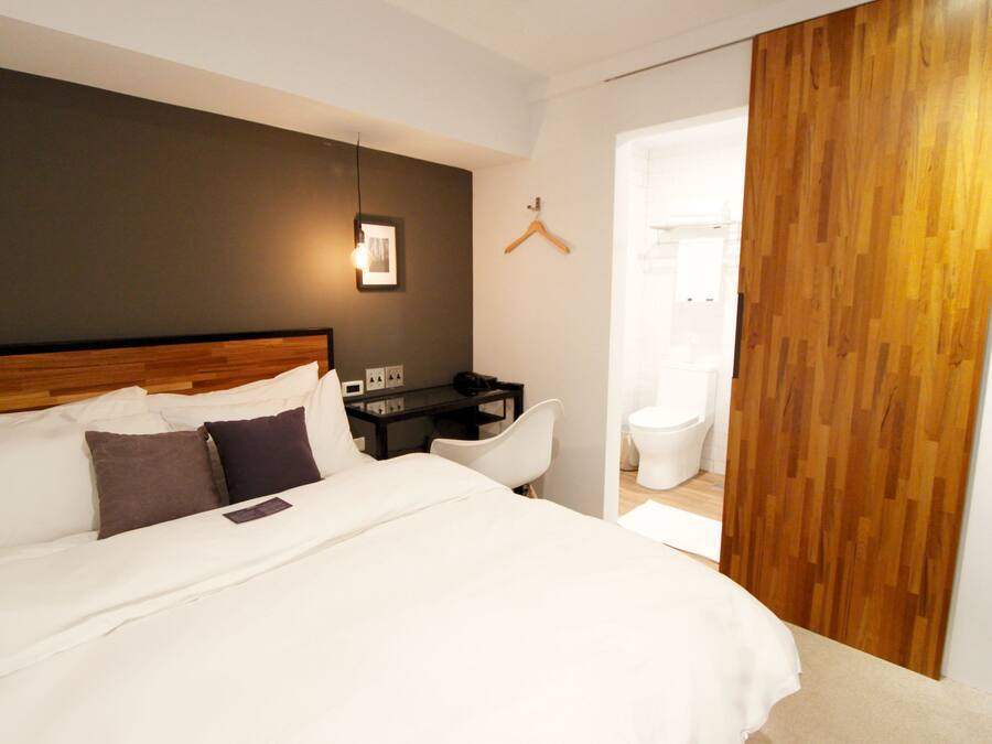 Double Bed Private Ensuite No Window, with Fresh Air Exchanger | Free WiFi, bed sheets