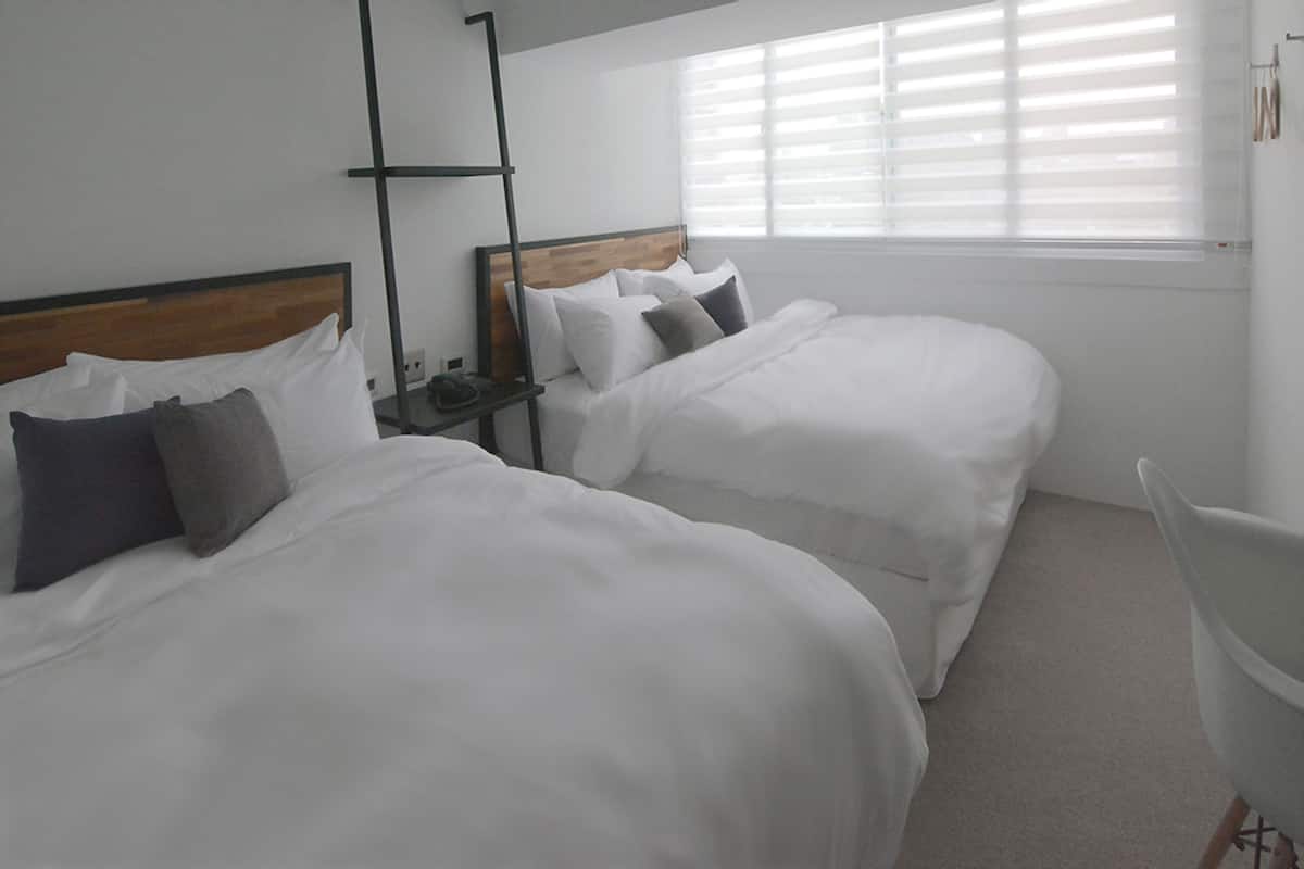 Habitación, 2 camas Queen size, baño en la habitación (Private) | Wifi gratis y ropa de cama