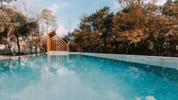 室外游泳池,池畔遮阳伞,日光浴躺椅