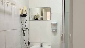 Deluxe Triple Room, Private Bathroom | Bathroom | Shower, free toiletries, hair dryer, towels