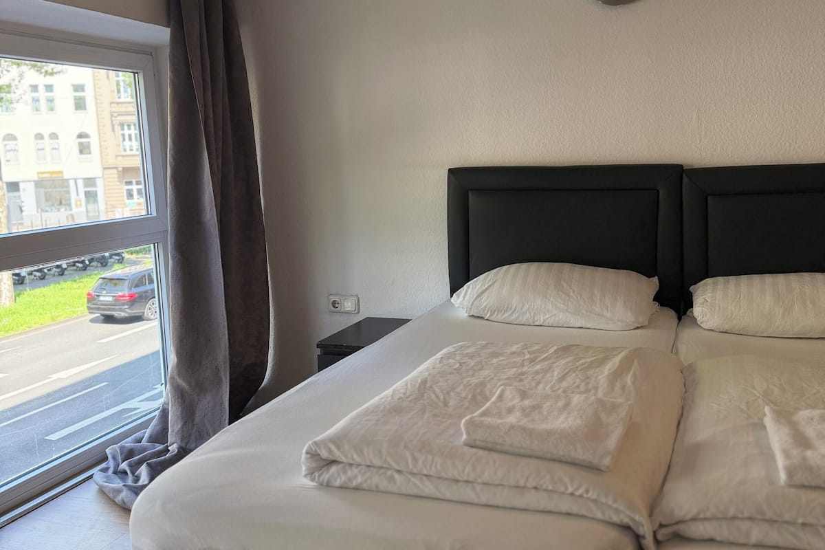Escritorio, tabla de planchar con plancha, wifi gratis y ropa de cama