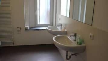 Dusj, toalettartikler (inkludert), hårføner og håndklær