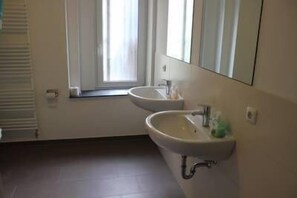 Shower, free toiletries, hair dryer, towels - Hotel Garni Emir (Cologne)
