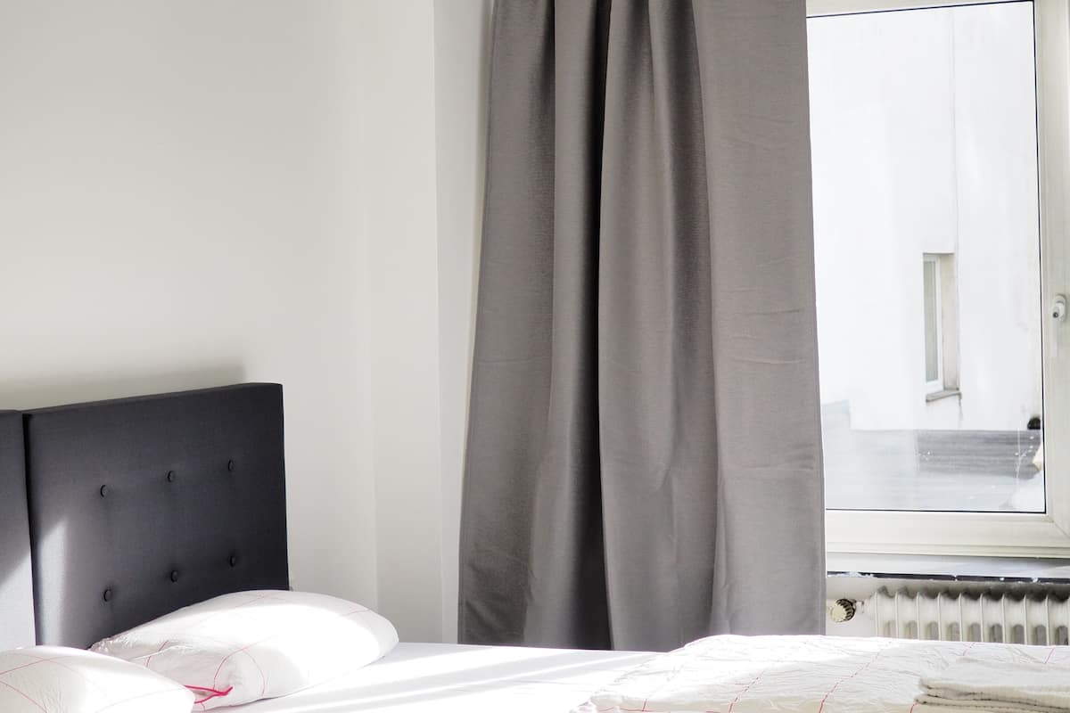 Escritorio, tabla de planchar con plancha, wifi gratis y ropa de cama