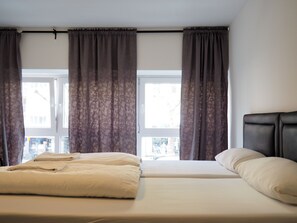 Escritorio, tabla de planchar con plancha, wifi gratis y ropa de cama 