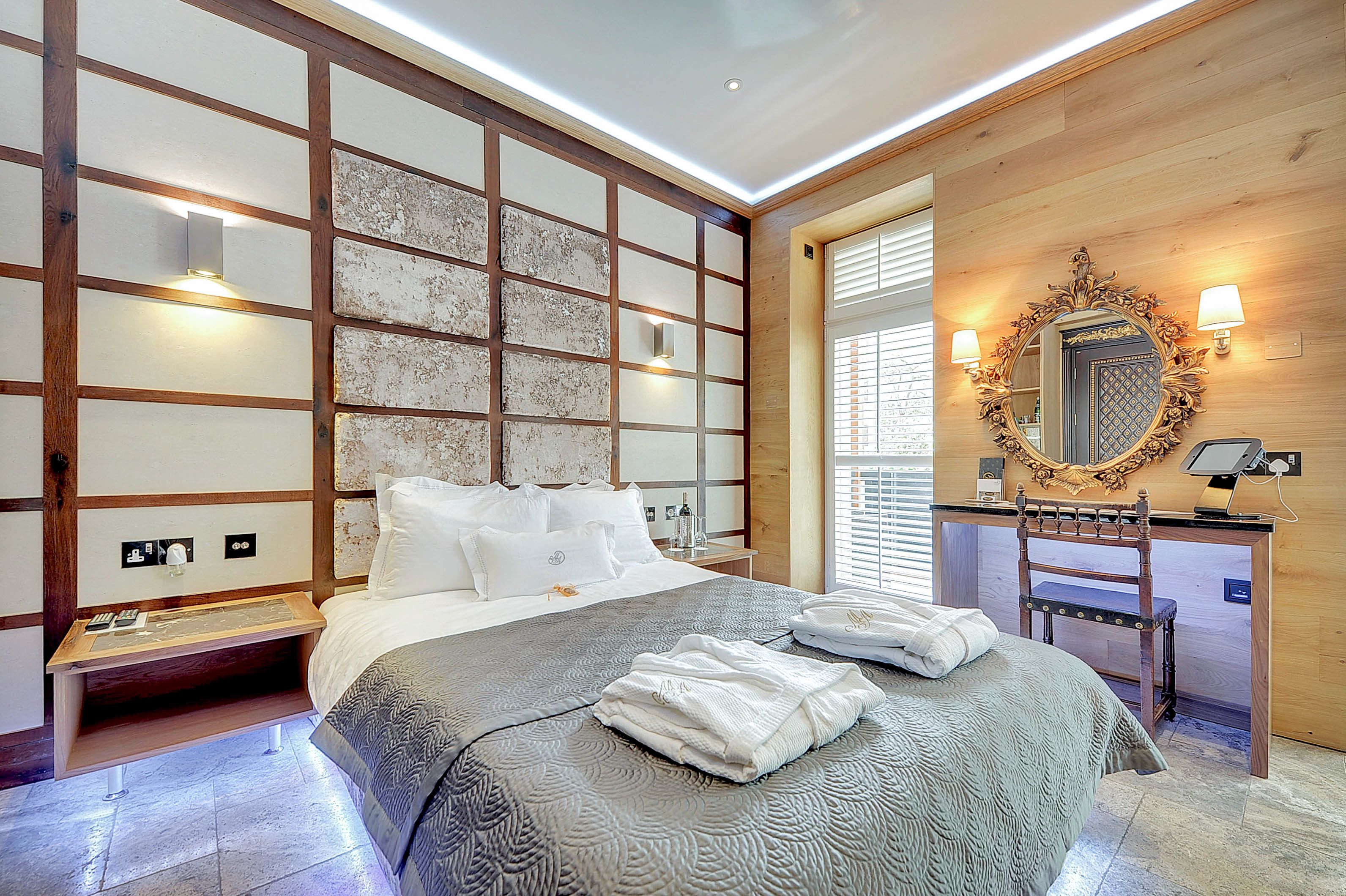 double room | minibar, in-room safe, desk, iron/ironing board