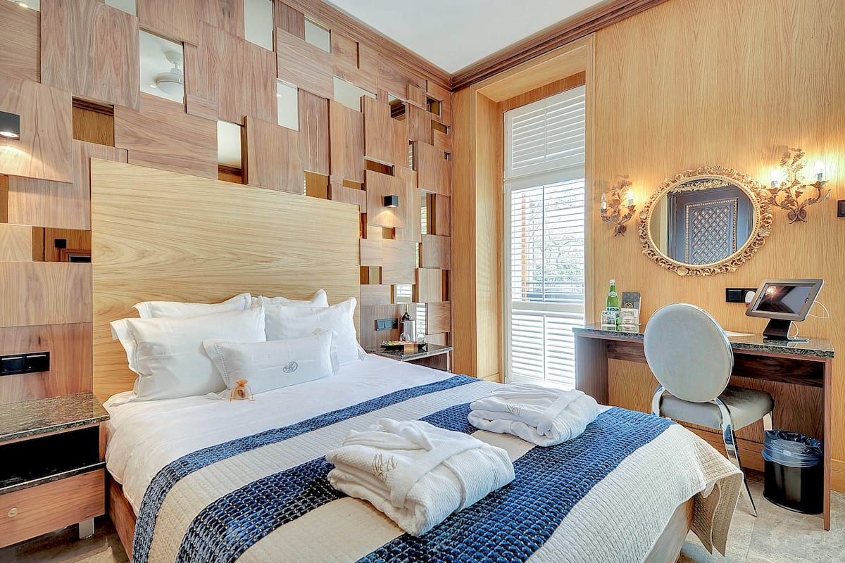 Minibar, caja de seguridad en la habitación y escritorio