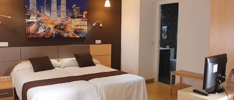 Standaard driepersoonskamer, privébadkamer | Verduisterende gordijnen, een strijkplank/strijkijzer, gratis babybedden