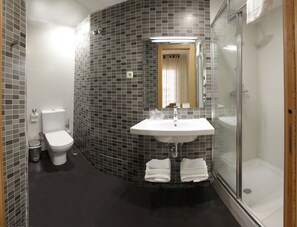 Standard Double Room, Private Bathroom | Bathroom | Shower, free toiletries, hair dryer, towels - Hostal Falfes (Madrid)