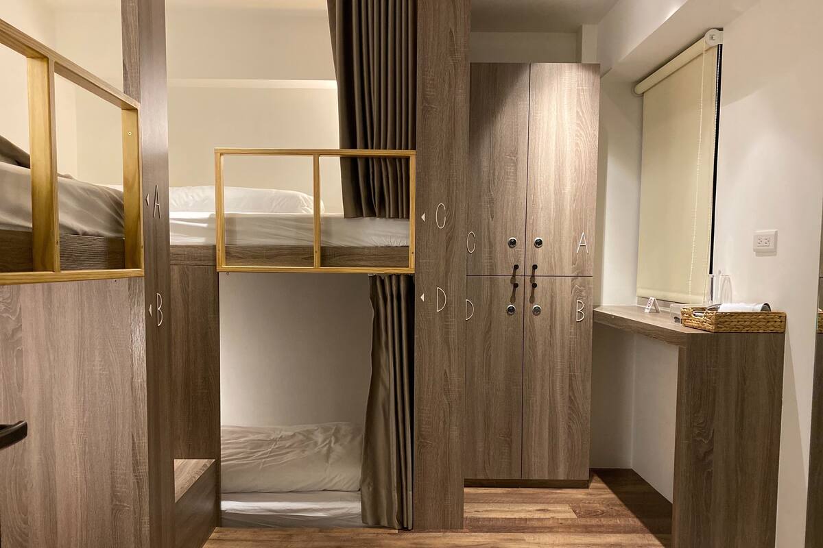 高级宿舍, 女士专用房, 公共浴室 (4 bed ) | 隔音、免费 WiFi、床单