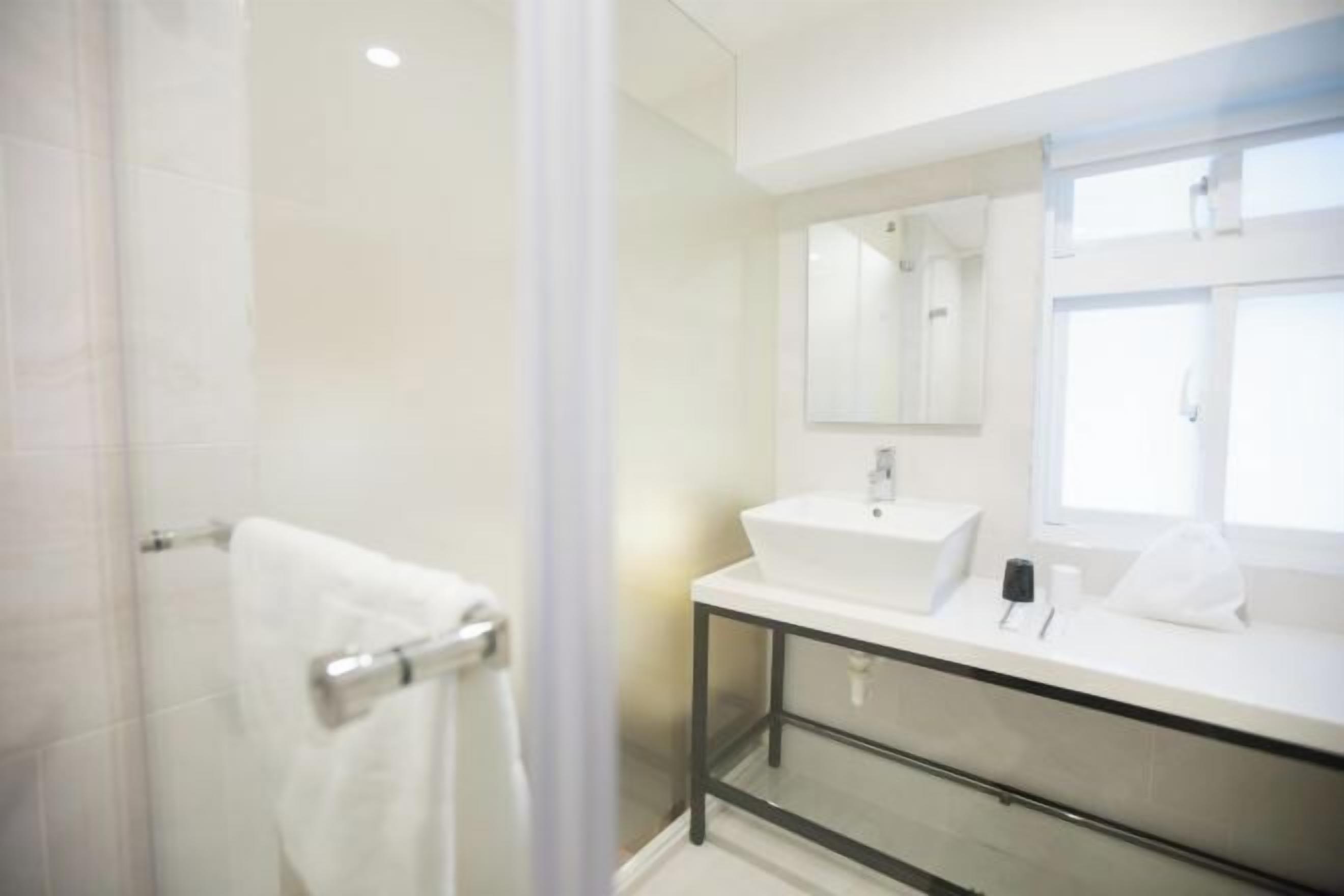 욕실 | 샤워 시설, 무료 세면용품, 헤어드라이어, 슬리퍼