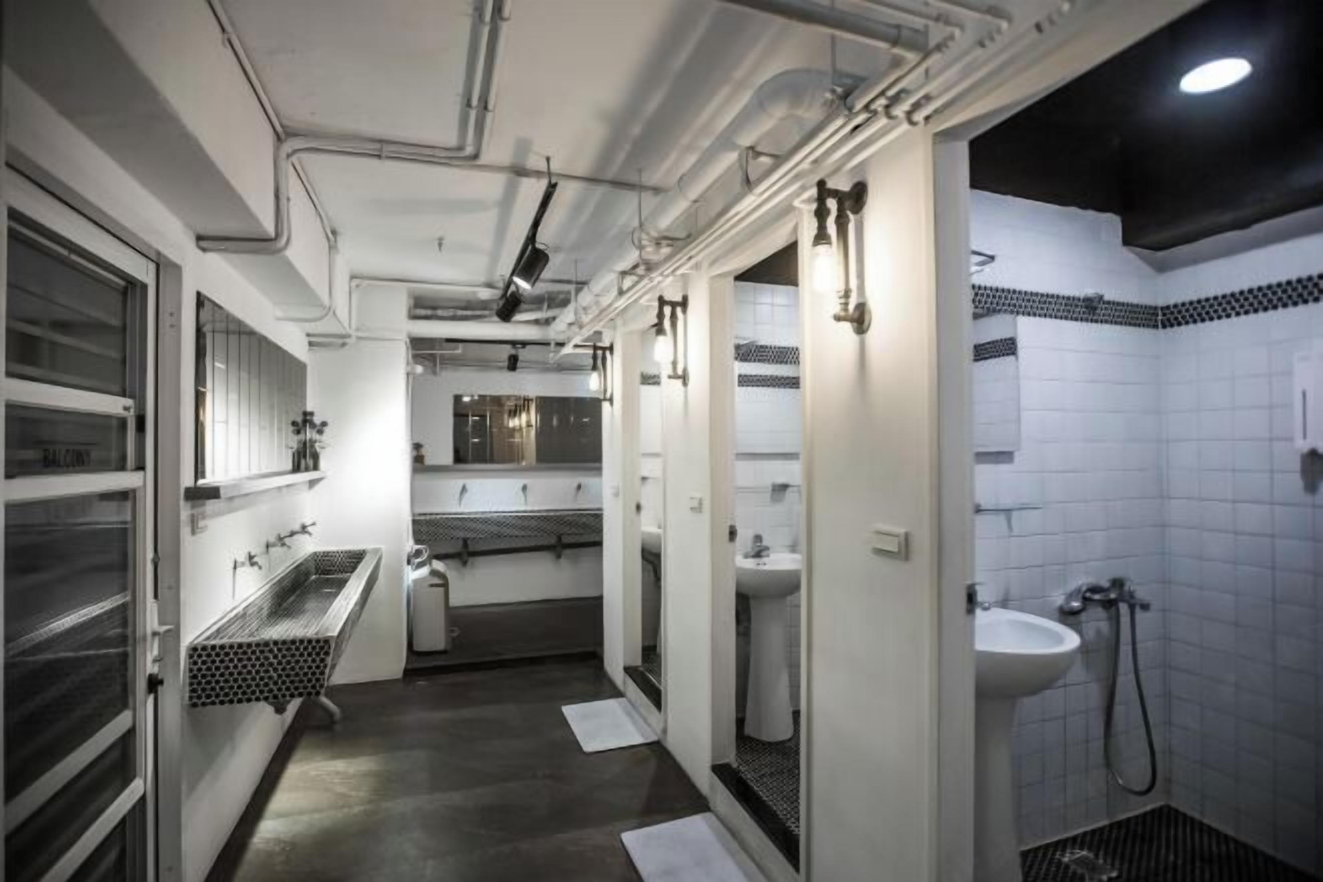 욕실 | 샤워 시설, 무료 세면용품, 헤어드라이어, 슬리퍼