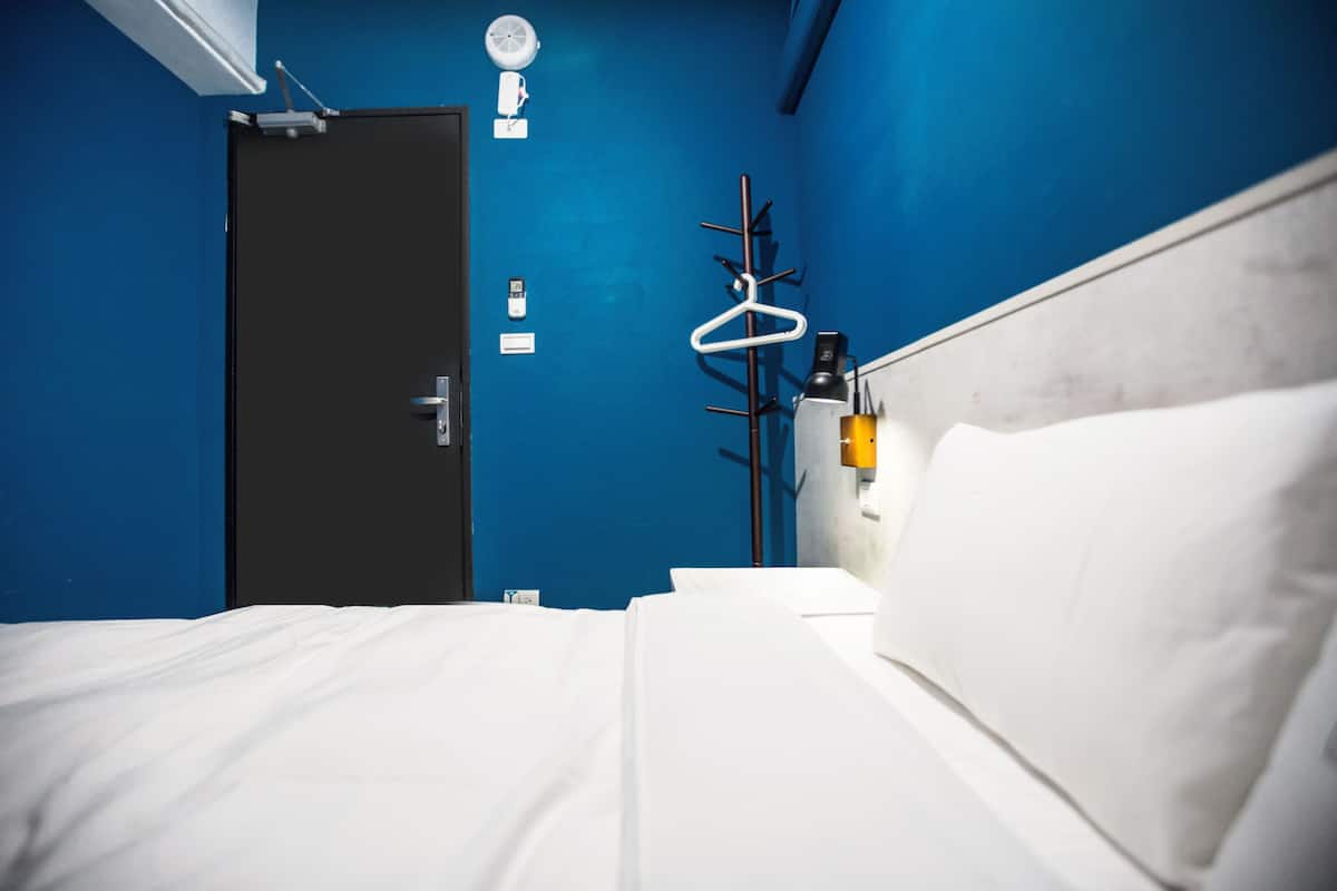 Soundproofing, free WiFi, bed sheets