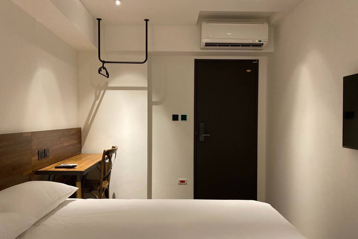 精品双人房, 1 张双人床, 独立浴室 | 隔音、免费 WiFi、床单
