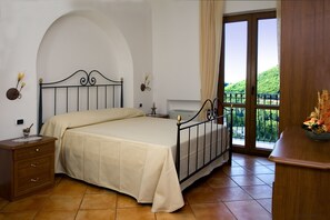 Dobbeltrom, sjøutsikt | Minibar, safe på rommet, skrivebord og wi-fi (inkludert)