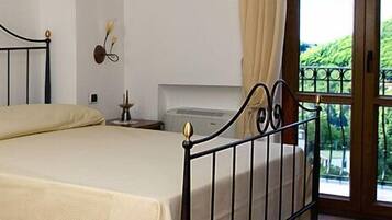 Minibar, in-room safe, desk, WiFi (free)