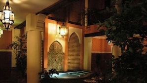 Outdoor spa tub - Riad Yamsara (Marrakech)