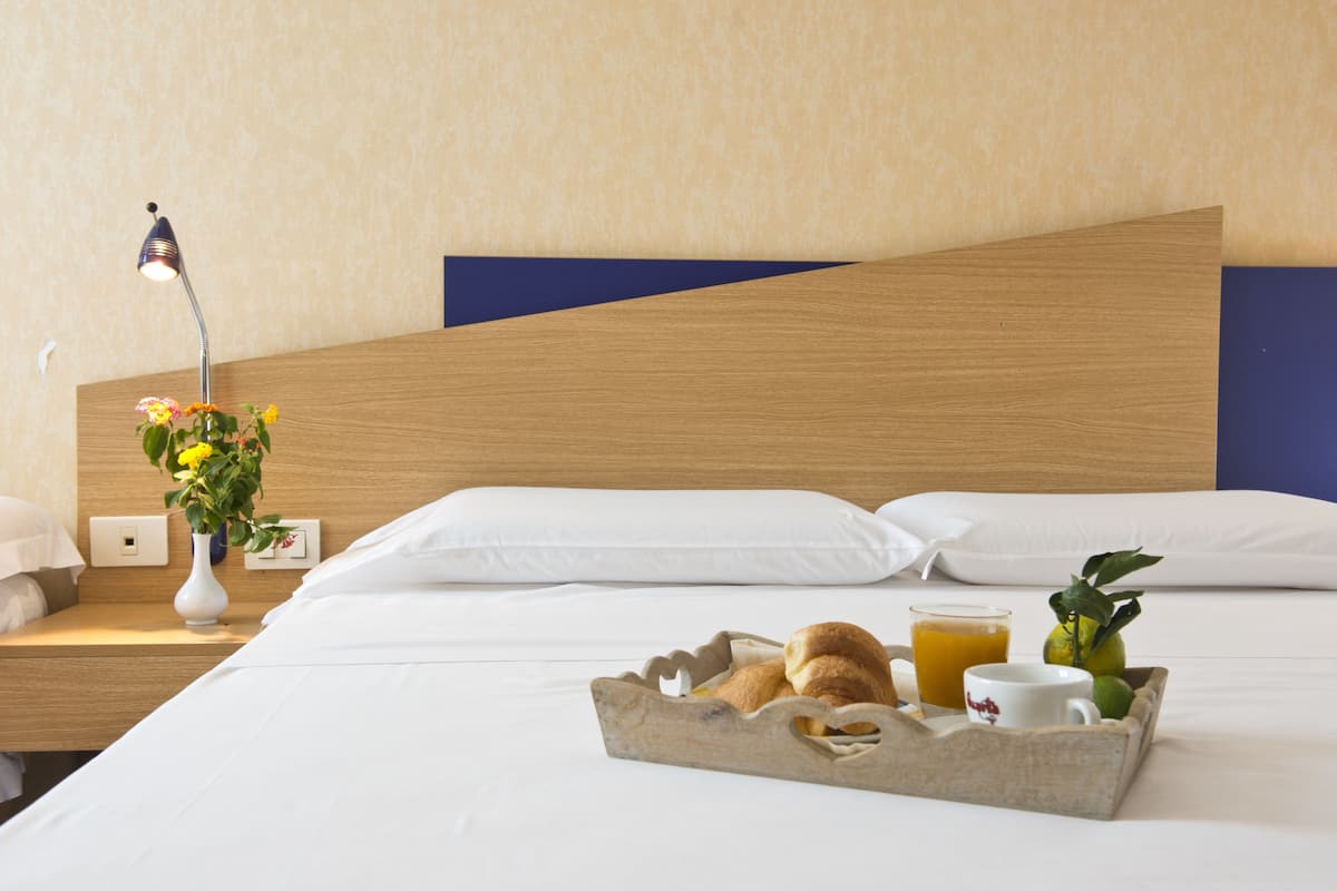 family room, multiple beds (2+2) | 1 bedroom, minibar, in-room safe, desk