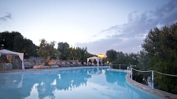 Sæsonbestemt udendørs pool, åben fra kl. 10.00 til kl. 18.00, parasoller