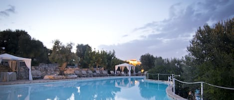 Piscine extérieure (ouverte en saison), parasols de plage