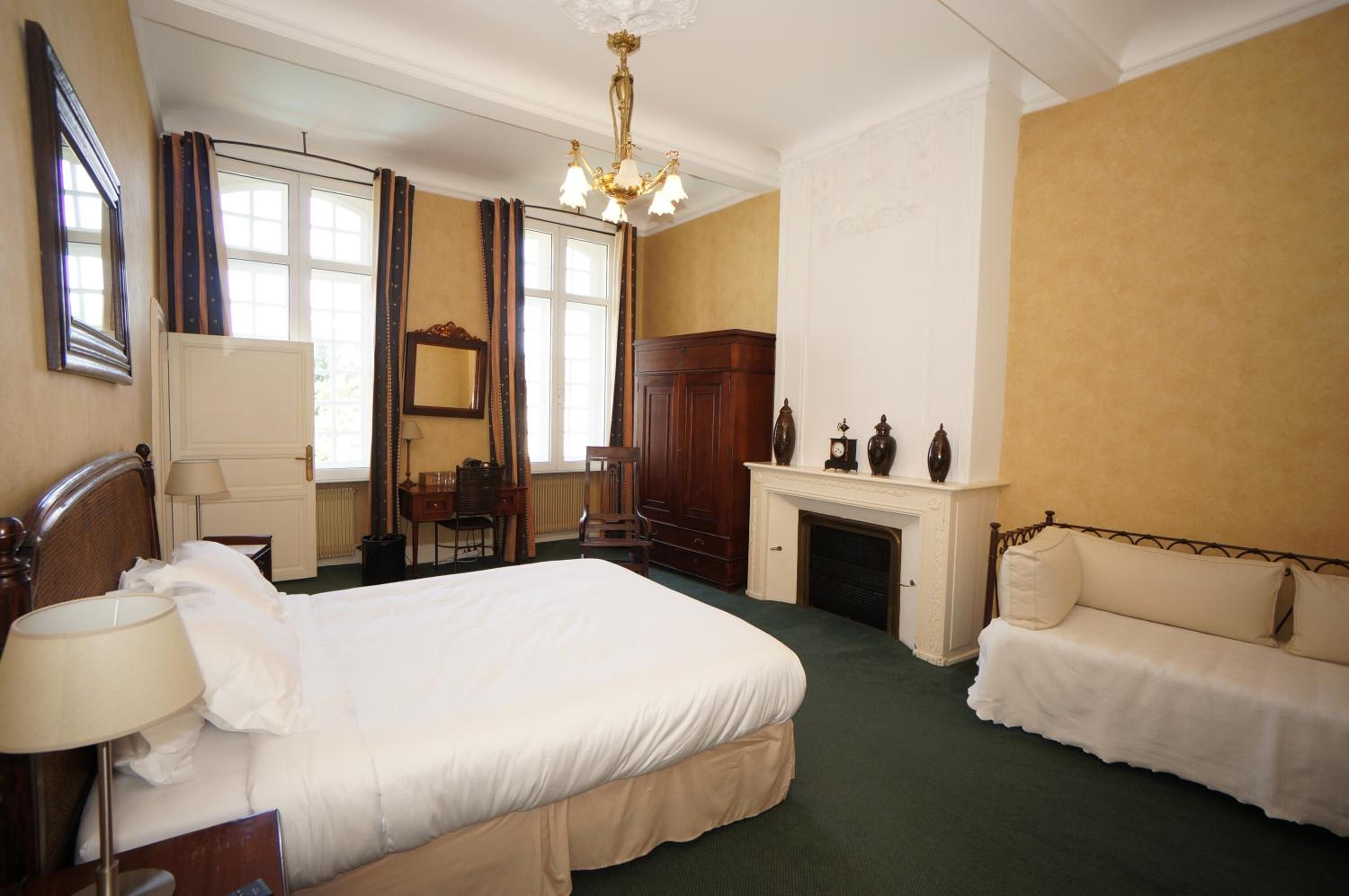deluxe double room | in-room safe, soundproofing, iron/ironing board, free wifi