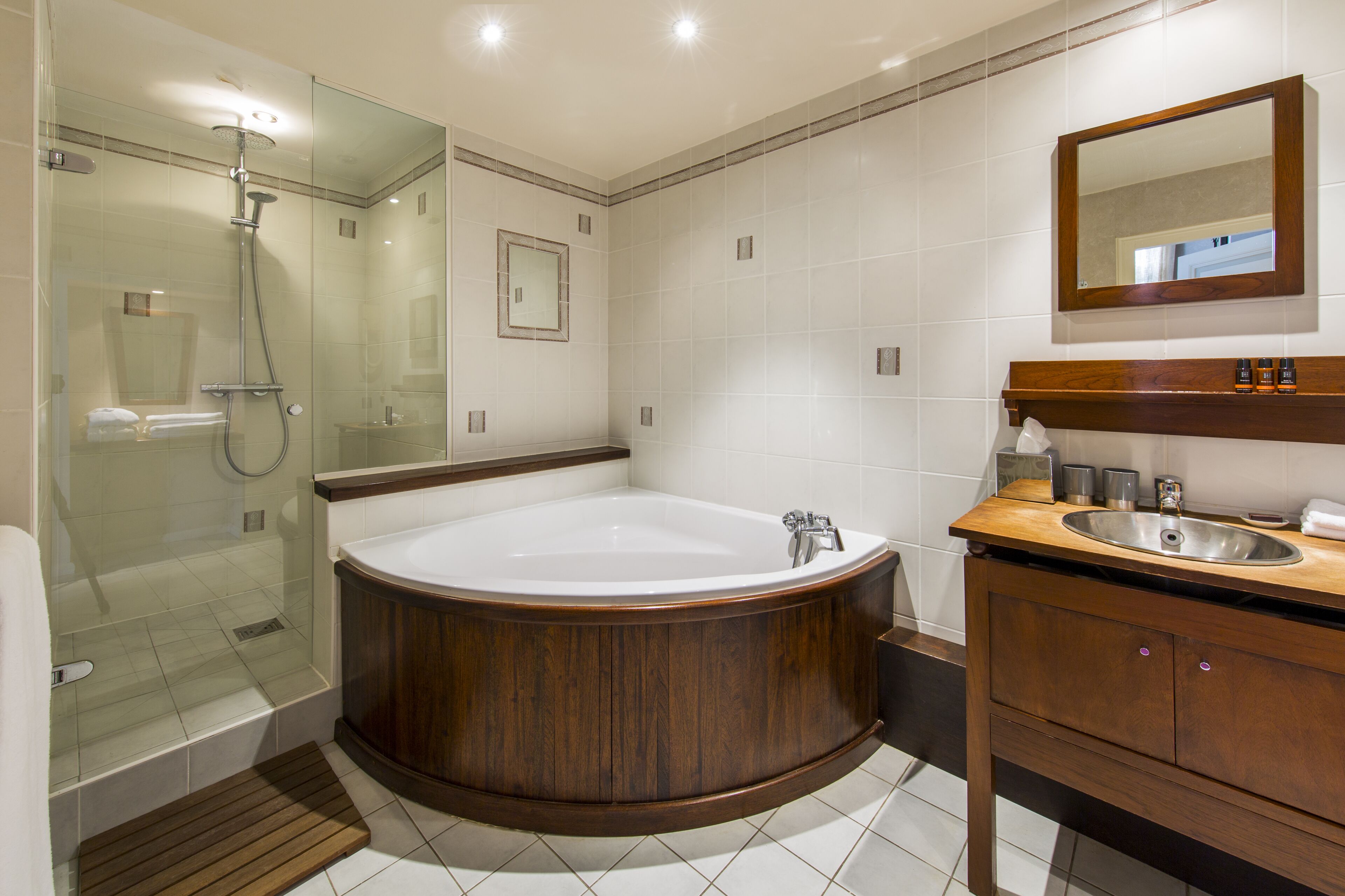 deluxe double room | jetted bathtub
