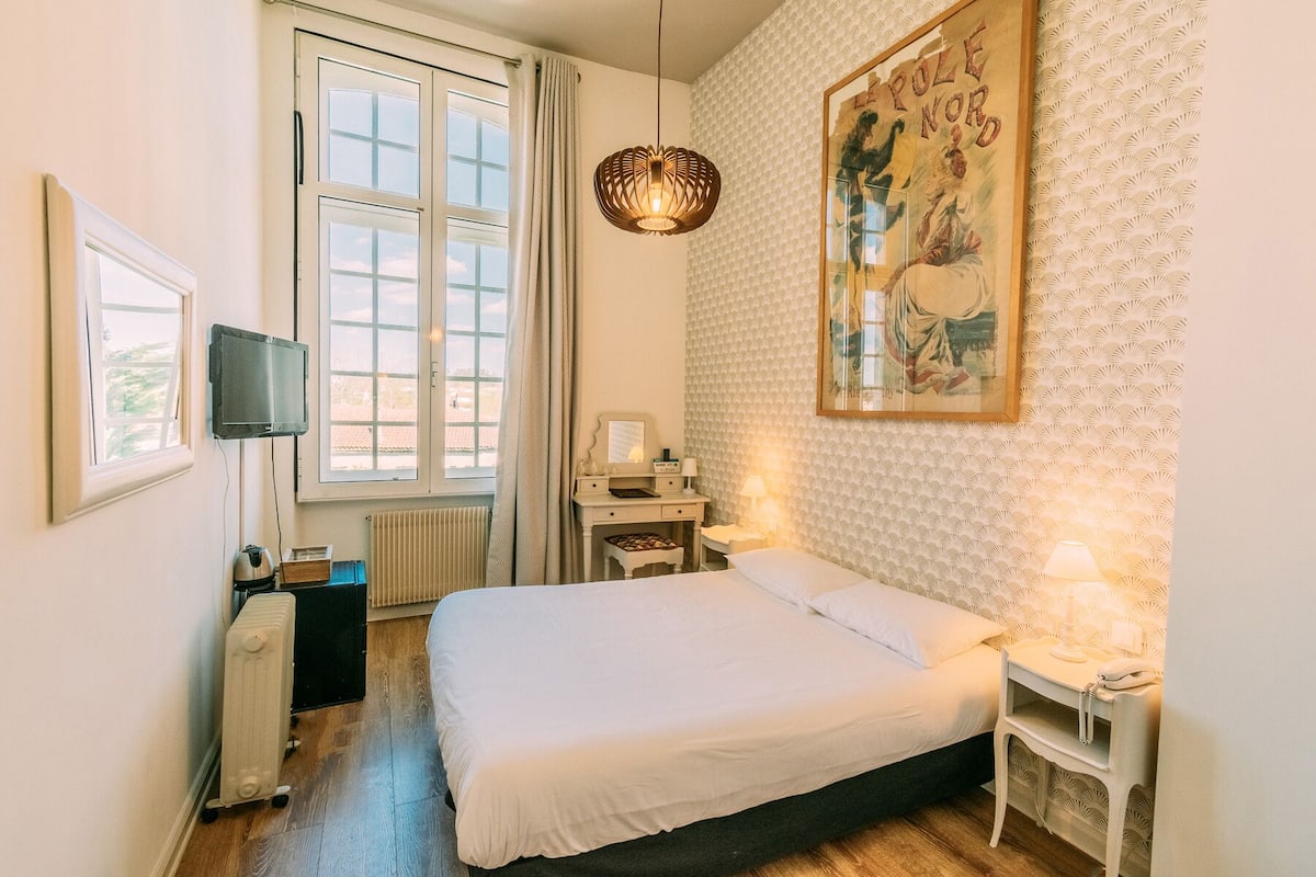 standard room, 1 double bed | in-room safe, soundproofing, iron/ironing board, free wifi