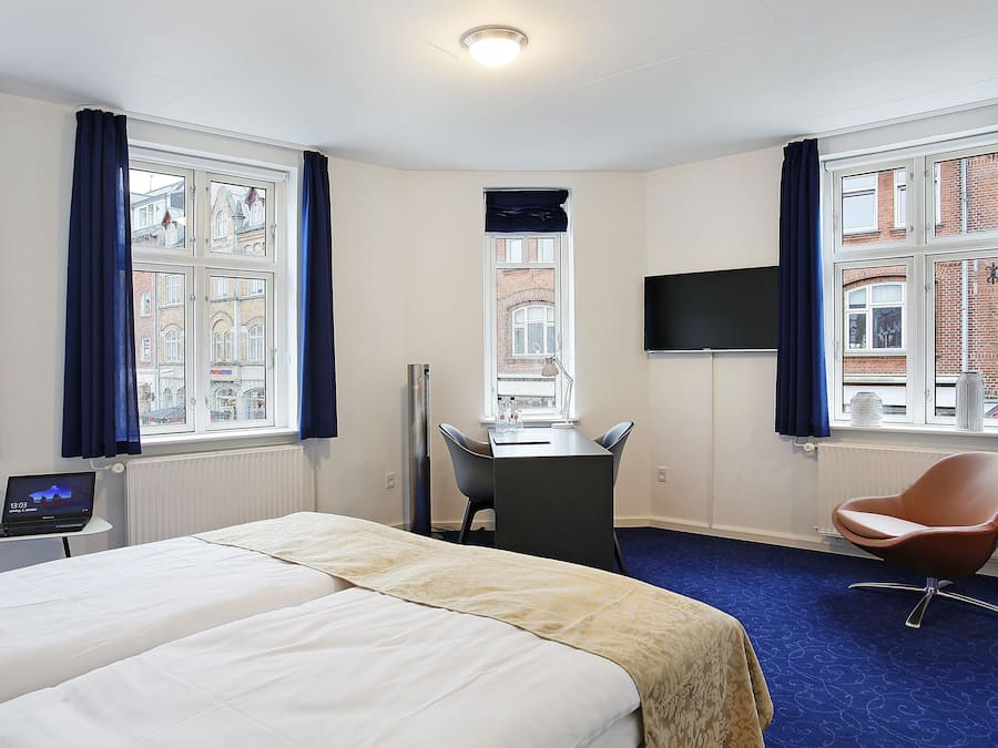 Junior Suite, 1 King Bed, City View | Down comforters, in-room safe, desk, free WiFi