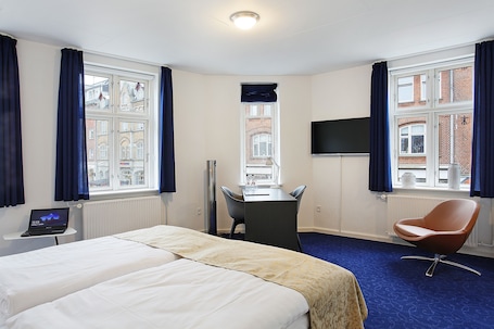Junior Suite, 1 King Bed, City View | Down comforters, in-room safe, desk, free WiFi