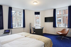 Junior Suite, 1 King Bed, City View | Down comforters, in-room safe, desk, free WiFi