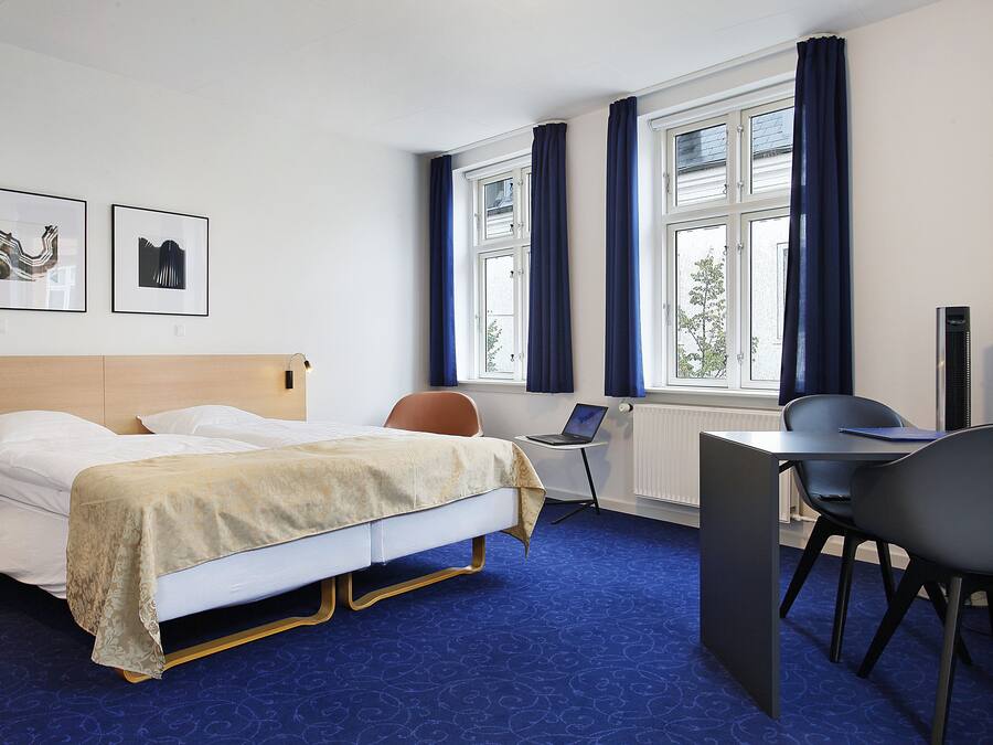 Junior Suite, 1 King Bed, City View | Down comforters, in-room safe, desk, free WiFi