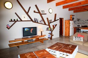 Biệt thự Cao cấp, 2 phòng ngủ, quang cảnh vườn, khu vực vườn | Phòng khách | TV màn hình phẳng, đầu đĩa DVD 