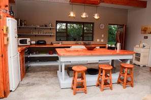 Biệt thự Cao cấp, 2 phòng ngủ, quang cảnh vườn, khu vực vườn | Bếp riêng | Tủ lạnh, lò vi sóng, lò nướng, bếp nấu