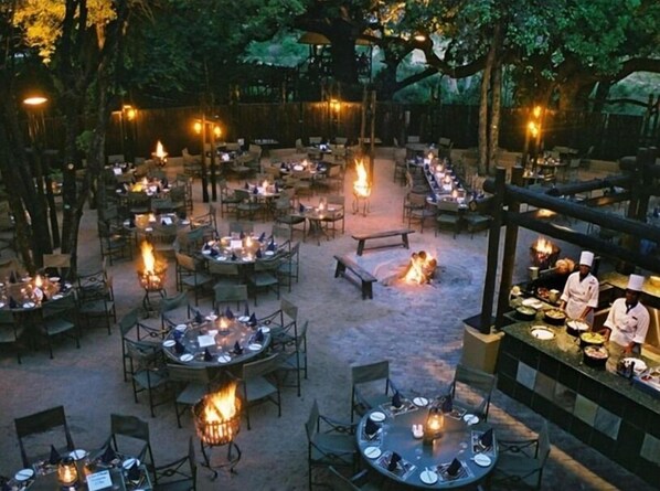 Serveert ontbijt, lunch, diner, tuinzicht