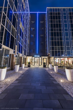 Fachada da propriedade à noite