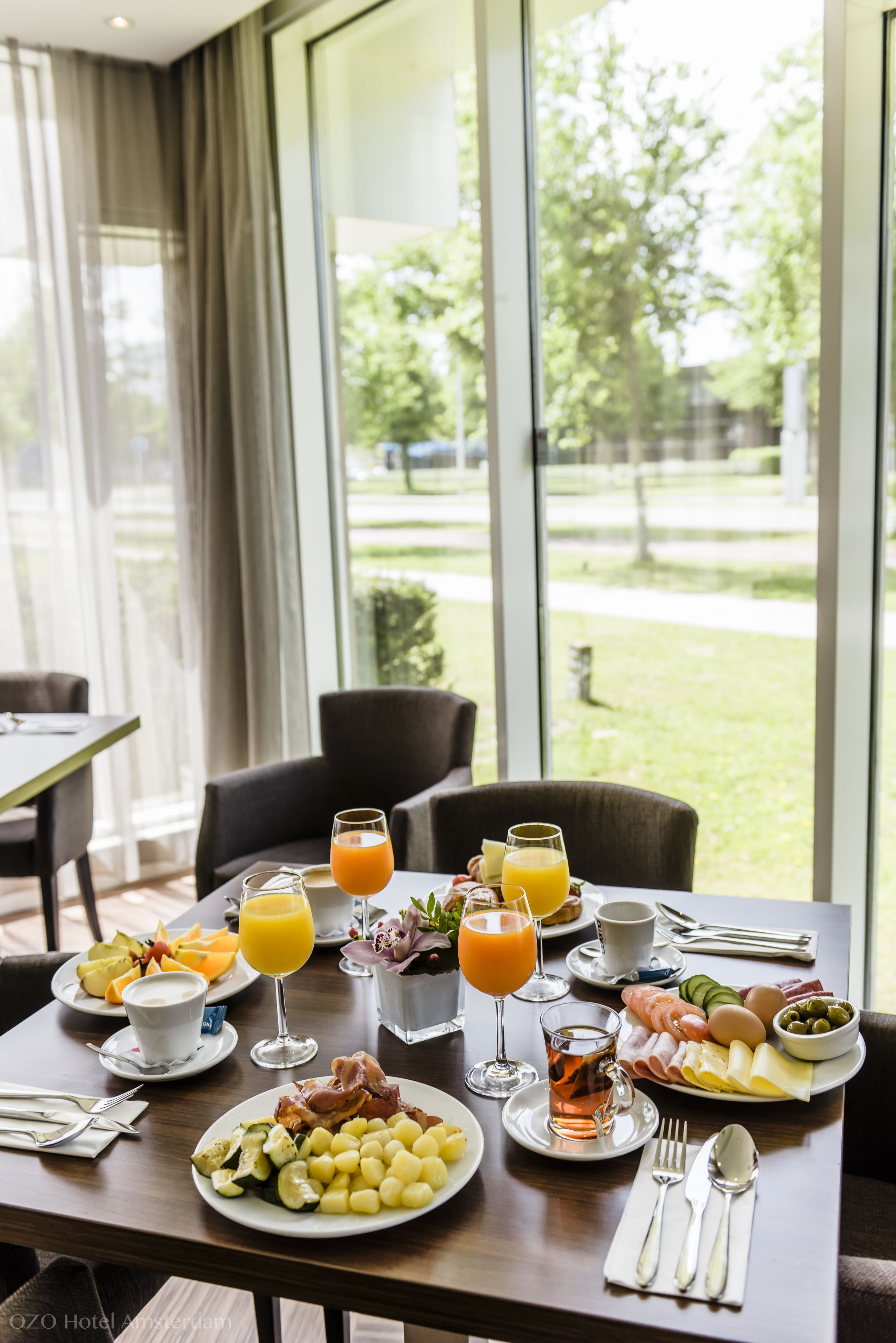 Continental breakfast on weekdays (EUR 19.50 per person)